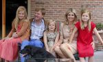 Wassenaar 19 juli 2013
Fotouur met Koning Willem Alexander koningin Maxima en de prinsesjes Amalia Alexia en Ariane bij hun huis op de horsten. Ook hun hond skipper was daarbij aanwezig.
Peter Smulders bv