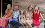 Wassenaar 19 juli 2013
Fotouur met Koning Willem Alexander koningin Maxima en de prinsesjes Amalia Alexia en Ariane bij hun huis op de horsten. Ook hun hond skipper was daarbij aanwezig.
Peter Smulders bv