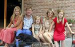 Wassenaar 19 juli 2013
Fotouur met Koning Willem Alexander koningin Maxima en de prinsesjes Amalia Alexia en Ariane bij hun huis op de horsten. Ook hun hond skipper was daarbij aanwezig.
Peter Smulders bv