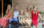 Wassenaar 19 juli 2013
Fotouur met Koning Willem Alexander koningin Maxima en de prinsesjes Amalia Alexia en Ariane bij hun huis op de horsten. Ook hun hond skipper was daarbij aanwezig.
Peter Smulders bv