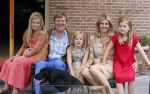 Wassenaar 19 juli 2013
Fotouur met Koning Willem Alexander koningin Maxima en de prinsesjes Amalia Alexia en Ariane bij hun huis op de horsten. Ook hun hond skipper was daarbij aanwezig.
Peter Smulders bv
