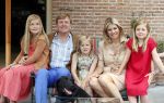 Wassenaar 19 juli 2013
Fotouur met Koning Willem Alexander koningin Maxima en de prinsesjes Amalia Alexia en Ariane bij hun huis op de horsten. Ook hun hond skipper was daarbij aanwezig.
Peter Smulders bv