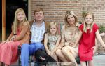 Wassenaar 19 juli 2013
Fotouur met Koning Willem Alexander koningin Maxima en de prinsesjes Amalia Alexia en Ariane bij hun huis op de horsten. Ook hun hond skipper was daarbij aanwezig.
Peter Smulders bv