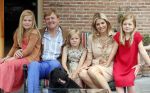 Wassenaar 19 juli 2013
Fotouur met Koning Willem Alexander koningin Maxima en de prinsesjes Amalia Alexia en Ariane bij hun huis op de horsten. Ook hun hond skipper was daarbij aanwezig.
Peter Smulders bv