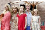 Wassenaar 19 juli 2013
Fotouur met Koning Willem Alexander koningin Maxima en de prinsesjes Amalia Alexia en Ariane bij hun huis op de horsten. Ook hun hond skipper was daarbij aanwezig.
Peter Smulders bv