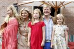 Wassenaar 19 juli 2013
Fotouur met Koning Willem Alexander koningin Maxima en de prinsesjes Amalia Alexia en Ariane bij hun huis op de horsten. Ook hun hond skipper was daarbij aanwezig.
Peter Smulders bv