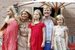 Wassenaar 19 juli 2013
Fotouur met Koning Willem Alexander koningin Maxima en de prinsesjes Amalia Alexia en Ariane bij hun huis op de horsten. Ook hun hond skipper was daarbij aanwezig.
Peter Smulders bv