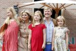 Wassenaar 19 juli 2013
Fotouur met Koning Willem Alexander koningin Maxima en de prinsesjes Amalia Alexia en Ariane bij hun huis op de horsten. Ook hun hond skipper was daarbij aanwezig.
Peter Smulders bv