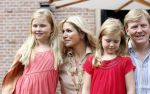 Wassenaar 19 juli 2013
Fotouur met Koning Willem Alexander koningin Maxima en de prinsesjes Amalia Alexia en Ariane bij hun huis op de horsten. Ook hun hond skipper was daarbij aanwezig.
Peter Smulders bv