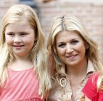 Wassenaar 19 juli 2013
Fotouur met Koning Willem Alexander koningin Maxima en de prinsesjes Amalia Alexia en Ariane bij hun huis op de horsten. Ook hun hond skipper was daarbij aanwezig.
Peter Smulders bv