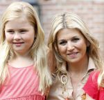 Wassenaar 19 juli 2013
Fotouur met Koning Willem Alexander koningin Maxima en de prinsesjes Amalia Alexia en Ariane bij hun huis op de horsten. Ook hun hond skipper was daarbij aanwezig.
Peter Smulders bv