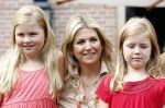 Wassenaar 19 juli 2013
Fotouur met Koning Willem Alexander koningin Maxima en de prinsesjes Amalia Alexia en Ariane bij hun huis op de horsten. Ook hun hond skipper was daarbij aanwezig.
Peter Smulders bv