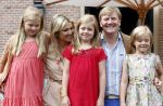 Wassenaar 19 juli 2013
Fotouur met Koning Willem Alexander koningin Maxima en de prinsesjes Amalia Alexia en Ariane bij hun huis op de horsten. Ook hun hond skipper was daarbij aanwezig.
Peter Smulders bv