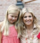 Wassenaar 19 juli 2013
Fotouur met Koning Willem Alexander koningin Maxima en de prinsesjes Amalia Alexia en Ariane bij hun huis op de horsten. Ook hun hond skipper was daarbij aanwezig.
Peter Smulders bv