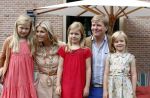 Wassenaar 19 juli 2013
Fotouur met Koning Willem Alexander koningin Maxima en de prinsesjes Amalia Alexia en Ariane bij hun huis op de horsten. Ook hun hond skipper was daarbij aanwezig.
Peter Smulders bv