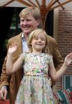Wassenaar 19 juli 2013
Fotouur met Koning Willem Alexander koningin Maxima en de prinsesjes Amalia Alexia en Ariane bij hun huis op de horsten. Ook hun hond skipper was daarbij aanwezig.
Peter Smulders bv