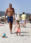 ibiza 1 juli 2013
Johnny Heitinga en zijn vrouw Charlotte Sophie met hun kinderen jezebel en Lennox op het strand van Talamanca.
Peter Smulders bv