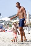 ibiza 1 juli 2013
Johnny Heitinga en zijn vrouw Charlotte Sophie met hun kinderen jezebel en Lennox op het strand van Talamanca.
Peter Smulders bv