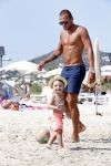 ibiza 1 juli 2013
Johnny Heitinga en zijn vrouw Charlotte Sophie met hun kinderen jezebel en Lennox op het strand van Talamanca.
Peter Smulders bv