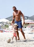 ibiza 1 juli 2013
Johnny Heitinga en zijn vrouw Charlotte Sophie met hun kinderen jezebel en Lennox op het strand van Talamanca.
Peter Smulders bv