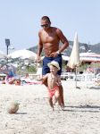 ibiza 1 juli 2013
Johnny Heitinga en zijn vrouw Charlotte Sophie met hun kinderen jezebel en Lennox op het strand van Talamanca.
Peter Smulders bv