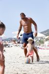ibiza 1 juli 2013
Johnny Heitinga en zijn vrouw Charlotte Sophie met hun kinderen jezebel en Lennox op het strand van Talamanca.
Peter Smulders bv