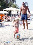 ibiza 1 juli 2013
Johnny Heitinga en zijn vrouw Charlotte Sophie met hun kinderen jezebel en Lennox op het strand van Talamanca.
Peter Smulders bv