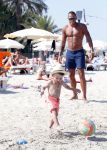 ibiza 1 juli 2013
Johnny Heitinga en zijn vrouw Charlotte Sophie met hun kinderen jezebel en Lennox op het strand van Talamanca.
Peter Smulders bv