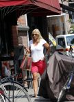Amsterdam 22 juli 2013
Liesbeth v Basten doet boodschappen op de cornelis schuytstraat.
Peter Smulders bv