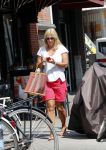 Amsterdam 22 juli 2013
Liesbeth v Basten doet boodschappen op de cornelis schuytstraat.
Peter Smulders bv