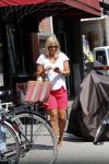Amsterdam 22 juli 2013
Liesbeth v Basten doet boodschappen op de cornelis schuytstraat.
Peter Smulders bv