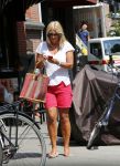 Amsterdam 22 juli 2013
Liesbeth v Basten doet boodschappen op de cornelis schuytstraat.
Peter Smulders bv