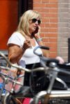 Amsterdam 22 juli 2013
Liesbeth v Basten doet boodschappen op de cornelis schuytstraat.
Peter Smulders bv