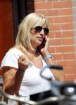 Amsterdam 22 juli 2013
Liesbeth v Basten doet boodschappen op de cornelis schuytstraat.
Peter Smulders bv