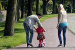 Volendam 5 juli 2013
Jan Smit met zijn zwangere vrouw Liza en dochtertje Emma aan het wandelen.
Peter Smulders bv