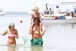 ibiza 13 juli 2013
Lodewijk Hoekstra en Kristel Hoekstra met hun kinderen Dize Hoekstra Madelief Hoekstra en Mels Hoekstra op vakantie op ibiza.
Peter Smulders bv