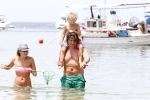 ibiza 13 juli 2013
Lodewijk Hoekstra en Kristel Hoekstra met hun kinderen Dize Hoekstra Madelief Hoekstra en Mels Hoekstra op vakantie op ibiza.
Peter Smulders bv