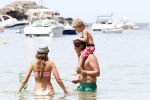 ibiza 13 juli 2013
Lodewijk Hoekstra en Kristel Hoekstra met hun kinderen Dize Hoekstra Madelief Hoekstra en Mels Hoekstra op vakantie op ibiza.
Peter Smulders bv