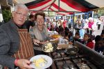 Amsterdam 1 juli 2013
Prominenten serveren 1 juli Keti Koti Ontbijt bij herdenking slavernijverleden op het Leidse Plein. Joop Daalmeijer en Maartje v weegen
Peter Smulders bv