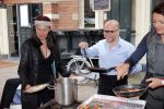 Amsterdam 1 juli 2013
Prominenten serveren 1 juli Keti Koti Ontbijt bij herdenking slavernijverleden op het Leidse Plein. Marc Marie Huybregts en Adelheid Roossen
Peter Smulders bv