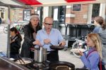 Amsterdam 1 juli 2013
Prominenten serveren 1 juli Keti Koti Ontbijt bij herdenking slavernijverleden op het Leidse Plein. Marc Marie Huybregts en Adelheid Roossen
Peter Smulders bv