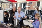Amsterdam 1 juli 2013
Prominenten serveren 1 juli Keti Koti Ontbijt bij herdenking slavernijverleden op het Leidse Plein. Marc Marie Huybregts en Adelheid Roossen
Peter Smulders bv
