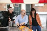 Amsterdam 1 juli 2013
Prominenten serveren 1 juli Keti Koti Ontbijt bij herdenking slavernijverleden op het Leidse Plein. Marc Marie Huybregts en Adelheid Roossen
Peter Smulders bv