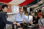 Amsterdam 1 juli 2013
Prominenten serveren 1 juli Keti Koti Ontbijt bij herdenking slavernijverleden op het Leidse Plein. Marc Marie Huybregts en Adelheid Roossen
Peter Smulders bv