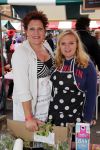 Amsterdam 1 juli 2013
Prominenten serveren 1 juli Keti Koti Ontbijt bij herdenking slavernijverleden op het Leidse Plein. Marjolein Touw met dochter
Peter Smulders bv