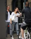 Amsterdam 12 augustus 2013
Merel Westrik met vriend Patrick Maes op de cornelis schuyt straat.
Peter Smulders bv