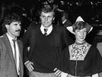 Parijs, September 1983
Uitreiling Gouden Schoen in het Lido
Zilveren Schoen winnaar Peter Houtman, spelend voor Feyenoord
Verder op de foto Bep v Houdt, Henk Koster, Cor Mooy en Soenar Chamid in gesprek met een clochard.
Foto Peter Smulders BV