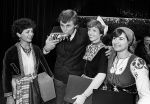 Parijs, September 1983
Uitreiling Gouden Schoen in het Lido
Zilveren Schoen winnaar Peter Houtman, spelend voor Feyenoord
Verder op de foto Bep v Houdt, Henk Koster, Cor Mooy en Soenar Chamid in gesprek met een clochard.
Foto Peter Smulders BV