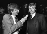 Parijs, September 1983
Uitreiling Gouden Schoen in het Lido
Zilveren Schoen winnaar Peter Houtman, spelend voor Feyenoord
Verder op de foto Bep v Houdt, Henk Koster, Cor Mooy en Soenar Chamid in gesprek met een clochard.
Foto Peter Smulders BV