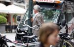 Amsterdam 1 juli 2013
Pieter Storms haalt krantje met prive chauffeur op de cornelis schuytstraat.
Peter Smulders bv